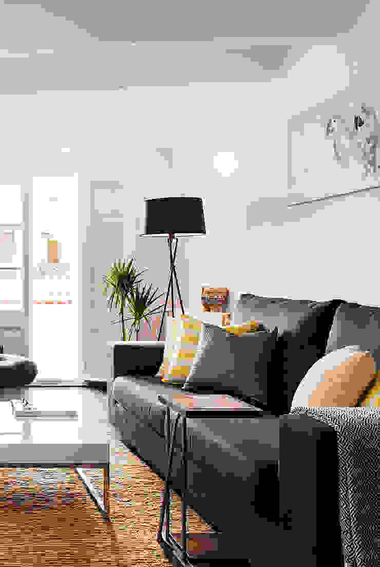 Detalle del sofá en el salón Markham Stagers Salones escandinavos Multicolor