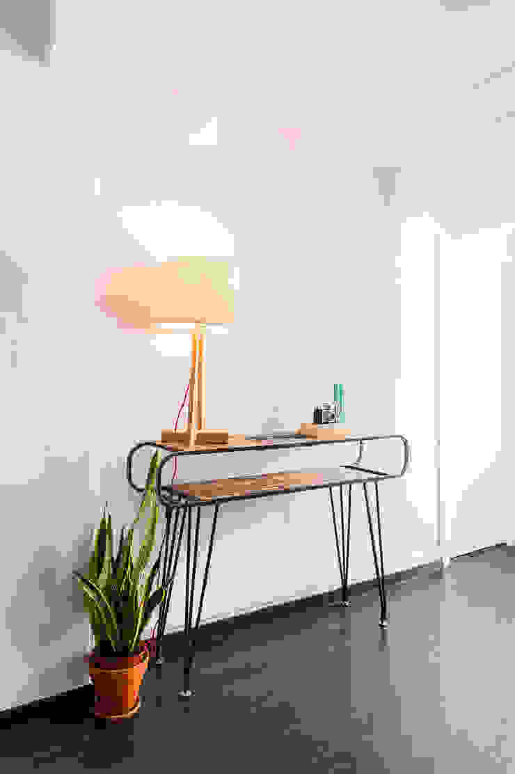 Consola Vintage Industrial Markham Stagers Pasillos, vestíbulos y escaleras industriales Madera Blanco