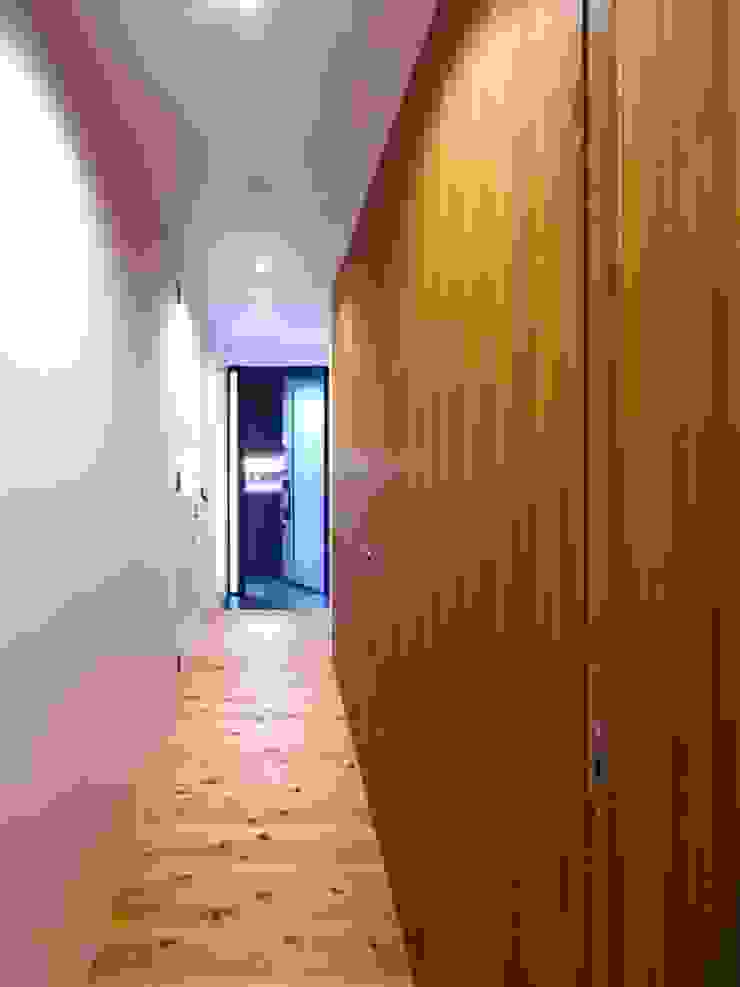 6th studio / 一級建築士事務所 スタジオロク Modern Corridor, Hallway and Staircase Wood effect