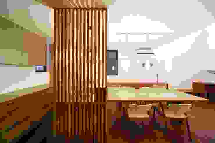 6th studio / 一級建築士事務所 スタジオロク Modern Kitchen Wood effect