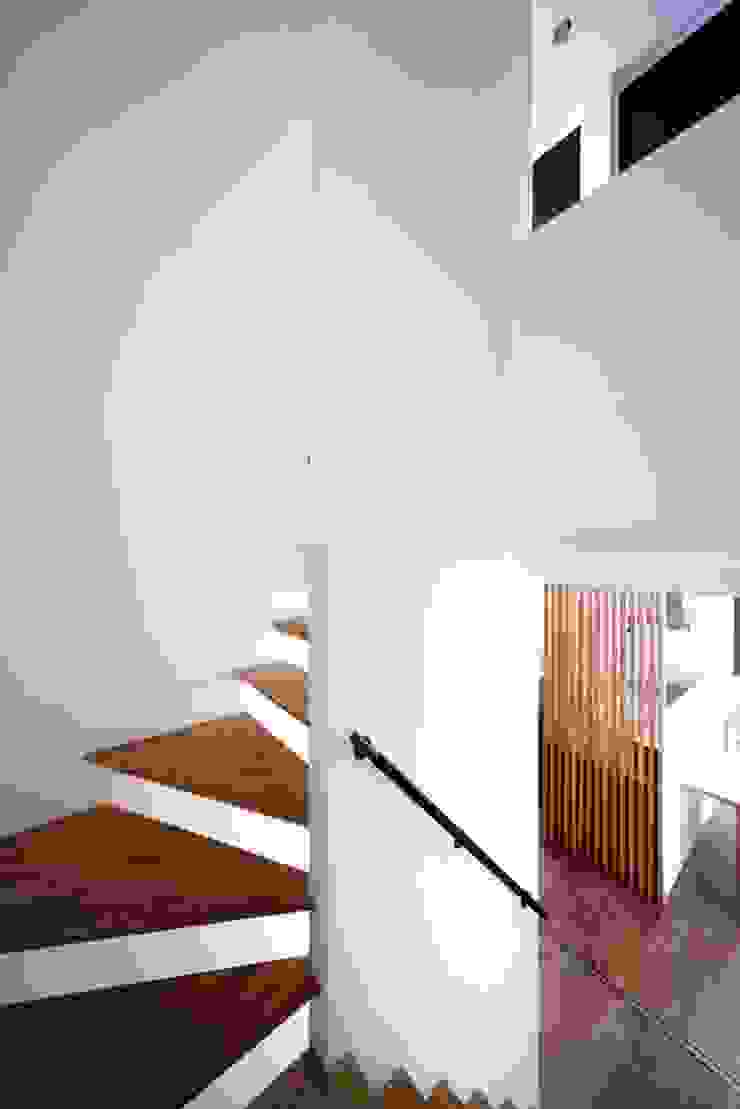 6th studio / 一級建築士事務所 スタジオロク Modern Corridor, Hallway and Staircase White