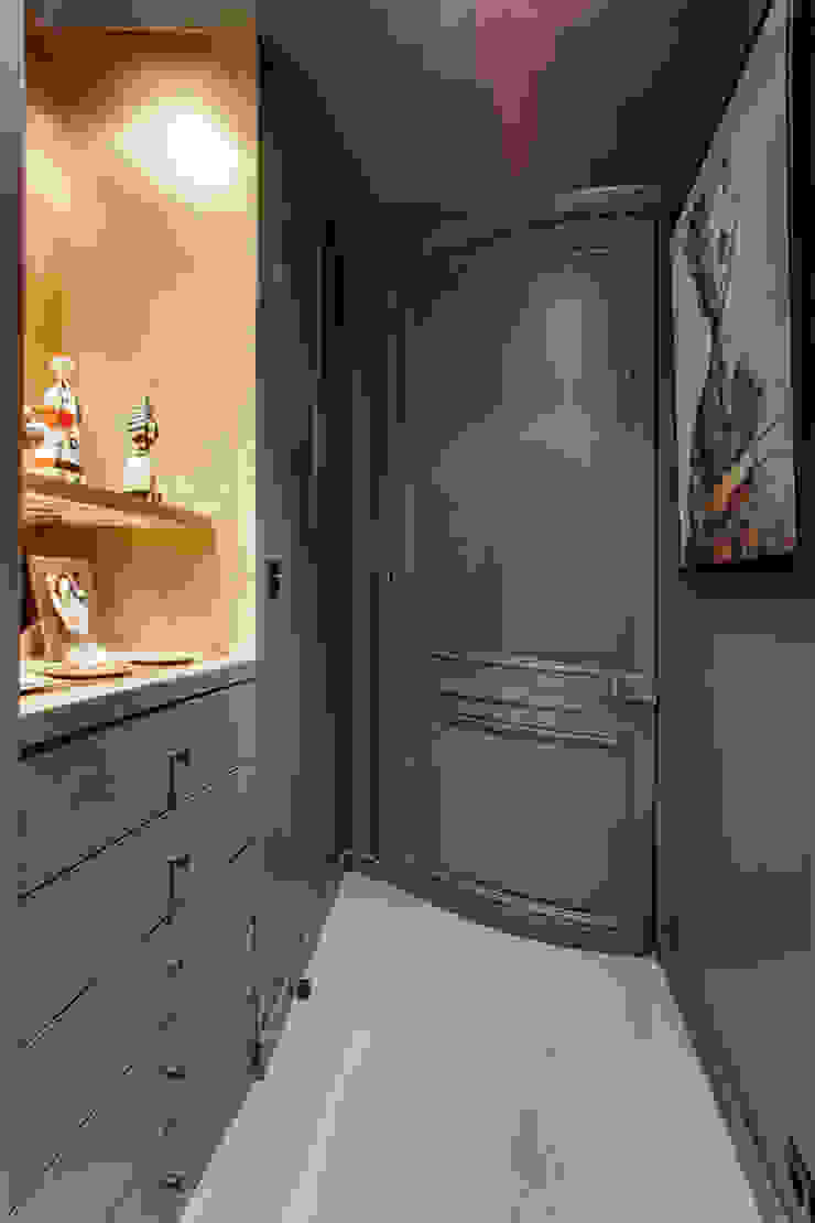 APPARTEMENT BOHEME CHIC AU MASCULIN, cristina velani cristina velani الممر الحديث، المدخل و الدرج Black