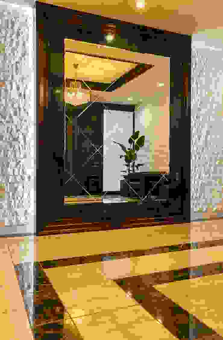 趣を残しつつ上質に生まれ変わったヴィンテージマンション, QUALIA QUALIA クラシカルスタイルの 玄関&廊下&階段