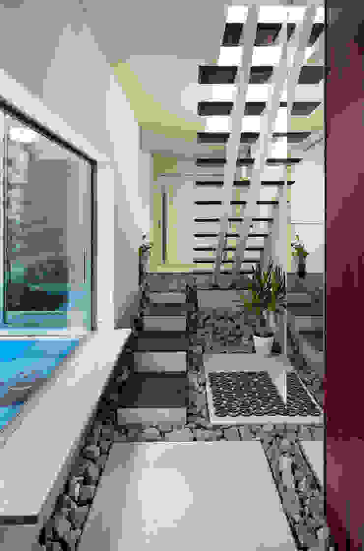 新町の家, 株式会社タバタ設計 株式会社タバタ設計 Asian style corridor, hallway & stairs