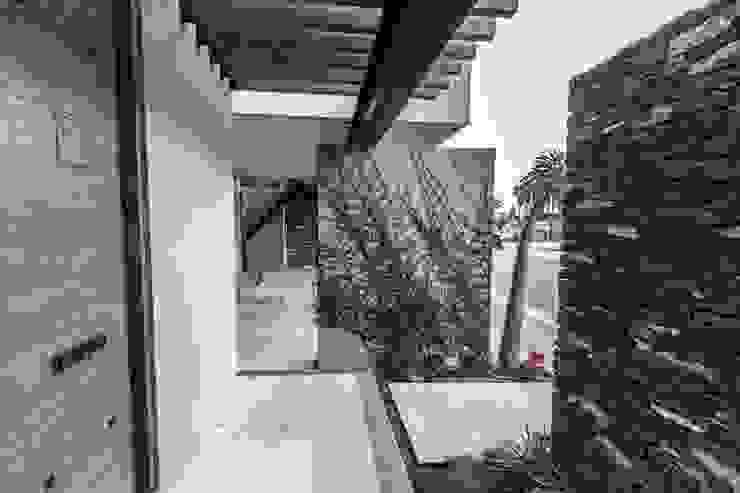 Loyola Arquitectos Modern Corridor, Hallway and Staircase