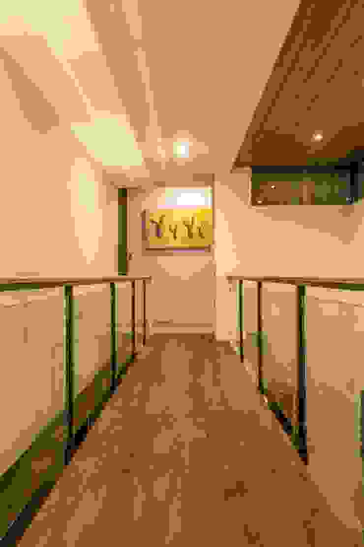 Loyola Arquitectos Modern Corridor, Hallway and Staircase