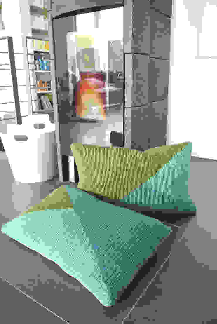 Strickkissen Kupferlederimitat Ozean von Paula Louida Ausgefallen