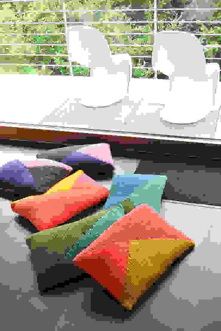 Strickkissen Kupferlederimitat Beere von Paula Louida Ausgefallen