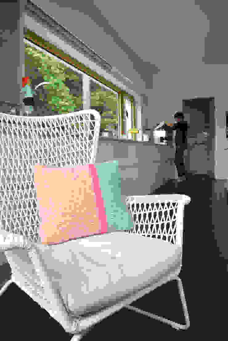 Wollstrickkissen Aqua Apricot Streifen von Paula Louida Ausgefallen