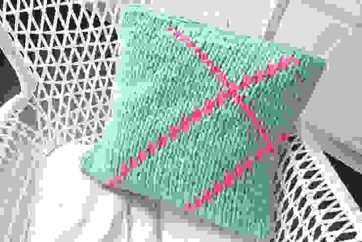 Strickkissen Aqua Apricot Pulington von Paula Louida Ausgefallen Wolle Orange