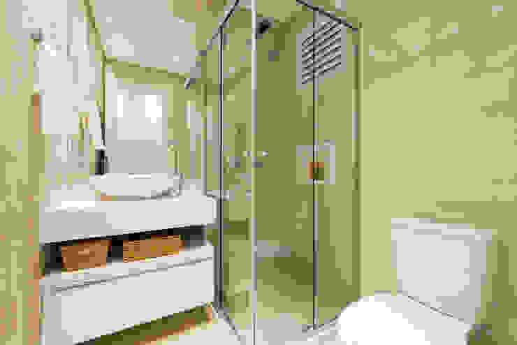 APARTAMENTO GRENWOOD - 65,00m², TRÍADE ARQUITETURA TRÍADE ARQUITETURA Modern Bathroom Ceramic White