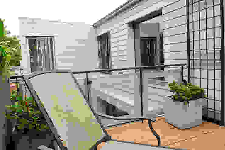 Terraza Radrizzani Rioja Arquitectos Minimalist balcony, veranda & terrace Wood Brown