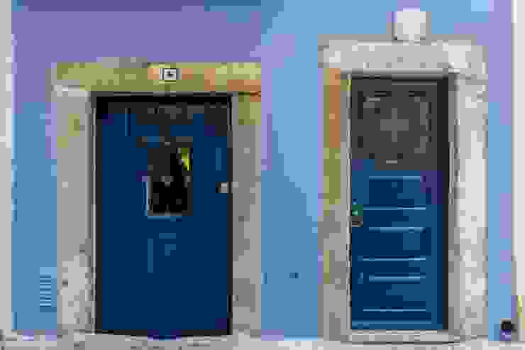 Prédio Turístico em Santa Catarina, Lisboa alma portuguesa Janelas e portasPortas