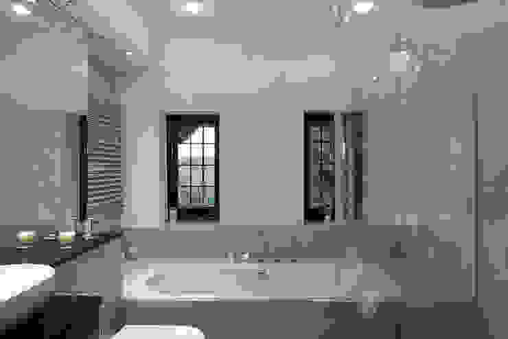 Luxury Modern Cottage Buckinghamshire Quirke McNamara Bagno in stile classico Beige