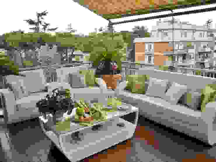 TERRAZZI - BALCONI - ZONE VERDI - UN BELLISSIMO ATTICO A ROMA, Loredana Vingelli Home Decor Loredana Vingelli Home Decor Balcones y terrazas de estilo mediterráneo Plástico Verde