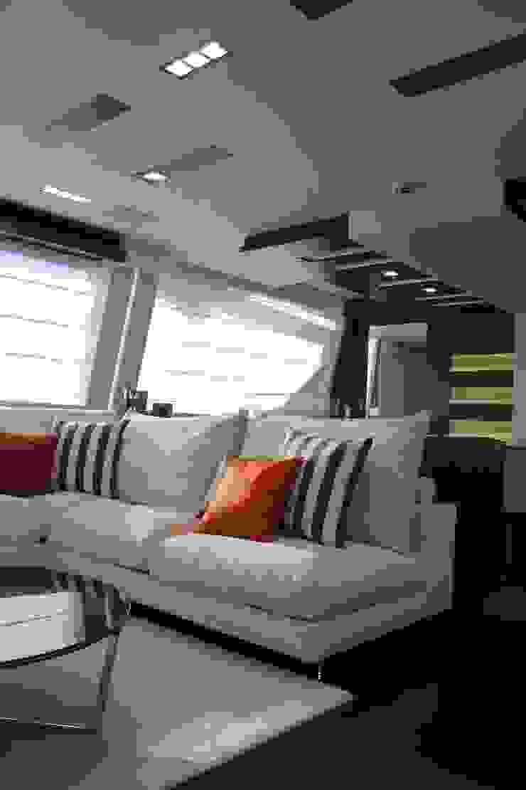 Yacht Custom Line 100 Silvia Costa | Arquitectura de Interiores Sala de estarSofás e divãs