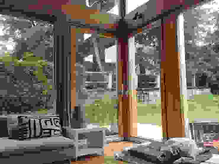 Chalet Interior - Bright and Spacious Namas Salas de estar modernas Vidro Acabamento em madeira