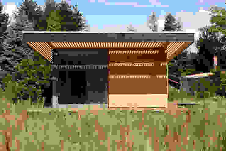 Vordach & Glasfassade / Canopy & Glas Elevation SOMMERHAUS PIU - YES WE WOOD Skandinavischer Balkon, Veranda & Terrasse Holz