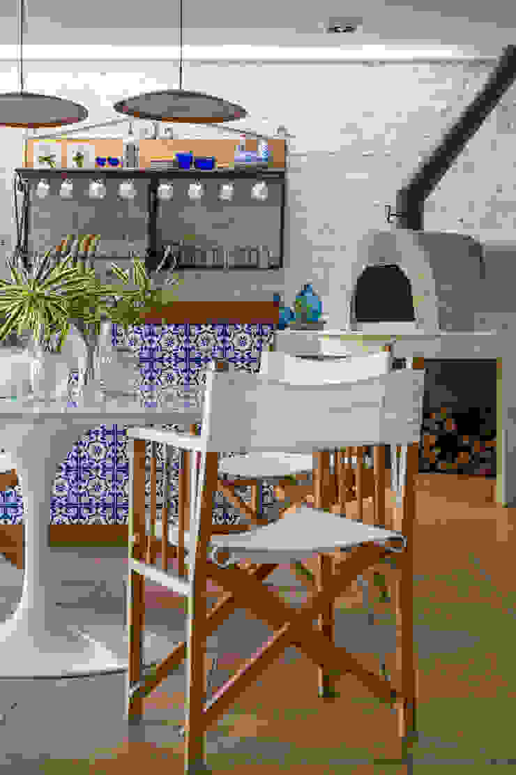 COZINHA GOURMET Maria Claudia Faro Armários e bancadas de cozinha Azulejo Azul ladrilho hidraulico,forno a lenha,forno de pizza,cozinha área lazer,cozinha gourmet,tijolo aparente,revestimento forno,piso cimenticio,ilha cozinha,cadeira jardim,cadeira multiuso,mesa jantar