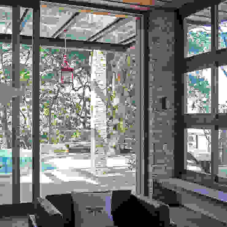 SALA INTEGRADA AO JARDIM Maria Claudia Faro Salas de estar rústicas Madeira maciça