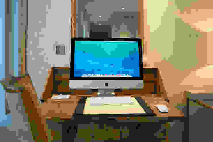 Work space London Residential AV Solutions Ltd Moderne Arbeitszimmer