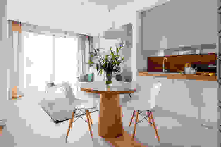 homify Skandinavische Küchen Weiß