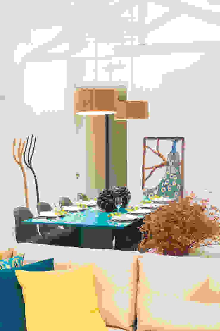 WR House Renata Matos Arquitetura & Business Dining roomTables Wood Turquoise