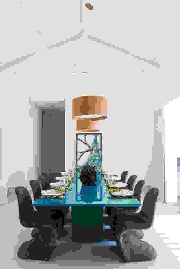 WR House Renata Matos Arquitetura & Business Dining roomTables Wood Turquoise