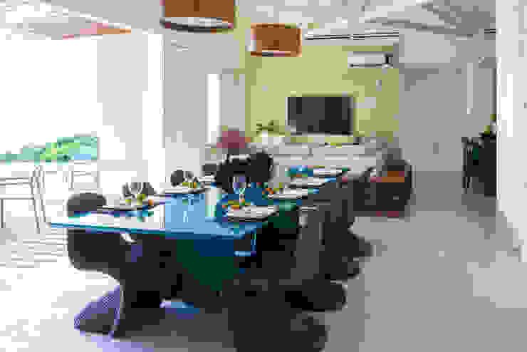 WR House Renata Matos Arquitetura & Business Tropical style dining room Wood Turquoise