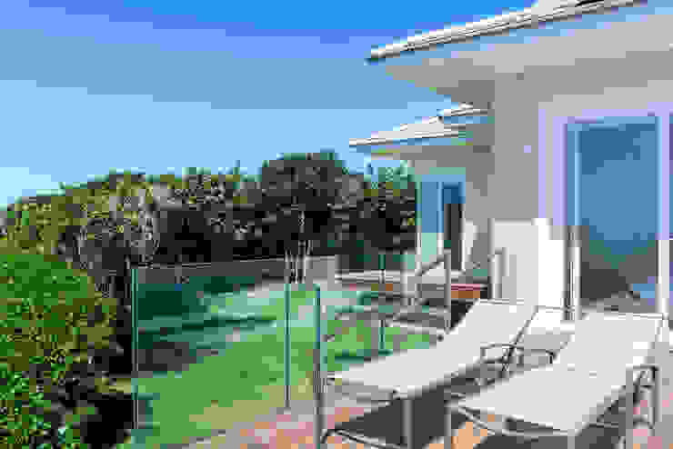 WR House Renata Matos Arquitetura & Business Terrace Glass Beige
