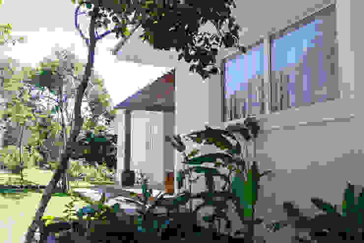 WR House Renata Matos Arquitetura & Business Tropical style houses Solid Wood White