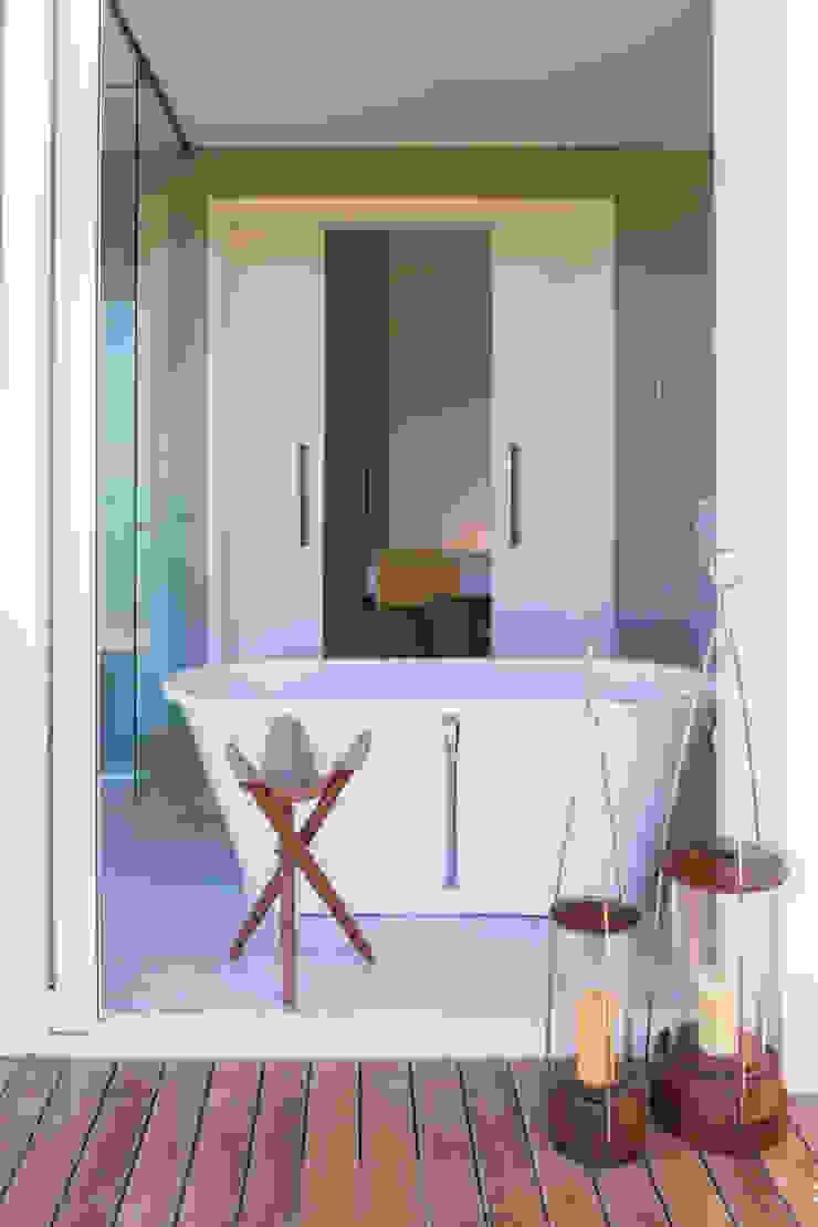 WR House Renata Matos Arquitetura & Business BathroomBathtubs & showers White