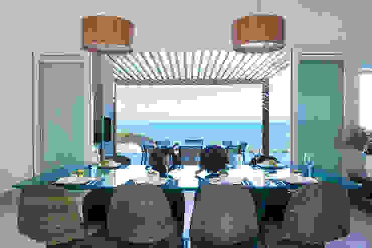 WR House Renata Matos Arquitetura & Business Dining roomTables Wood Turquoise