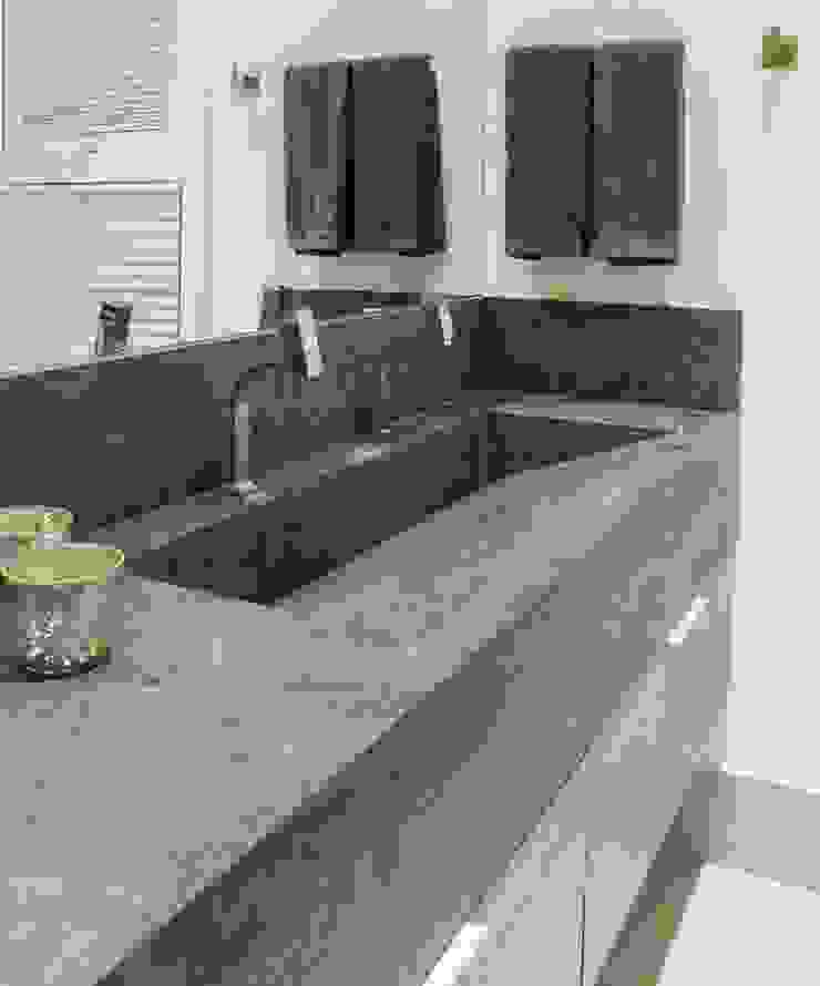 WR House Renata Matos Arquitetura & Business BathroomSinks Grey