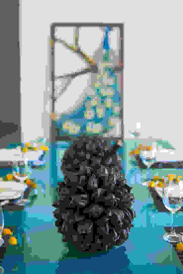 WR House Renata Matos Arquitetura & Business Dining roomTables Turquoise