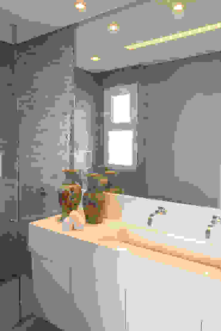WR House Renata Matos Arquitetura & Business Tropical style bathrooms