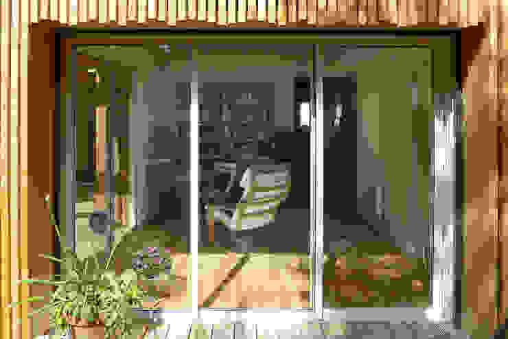 Extension bois – La Fare les Olivier, T3 Architecture T3 Architecture Balcon, Veranda & Terrasse modernes Plante,Propriété,Immeuble,Pot de fleur,Porte,Plante d&#39;appartement,Chaise,Canapé,Bois,Porche