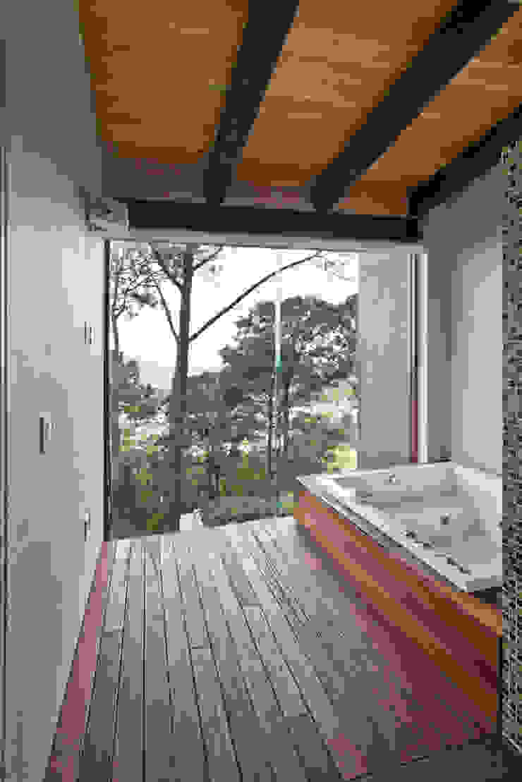 La casa en el bosque EMA Espacio Multicultural de Arquitectura Modern bathroom