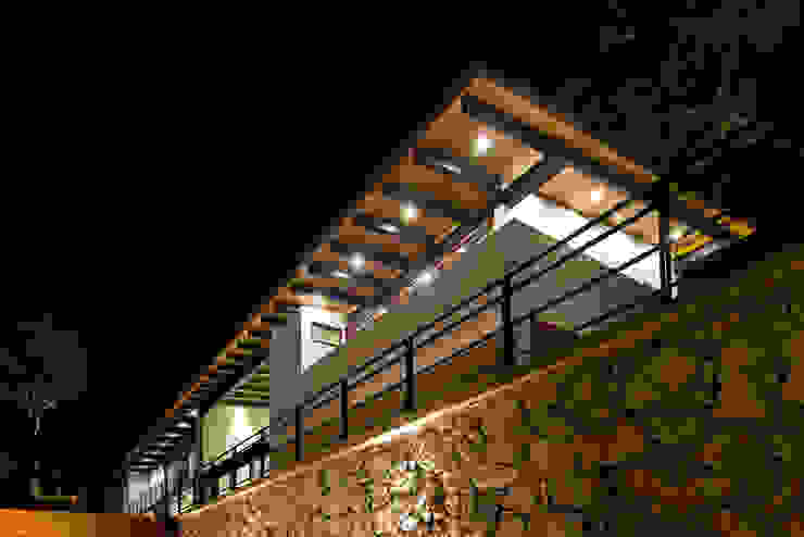 La casa en el bosque EMA Espacio Multicultural de Arquitectura Modern home