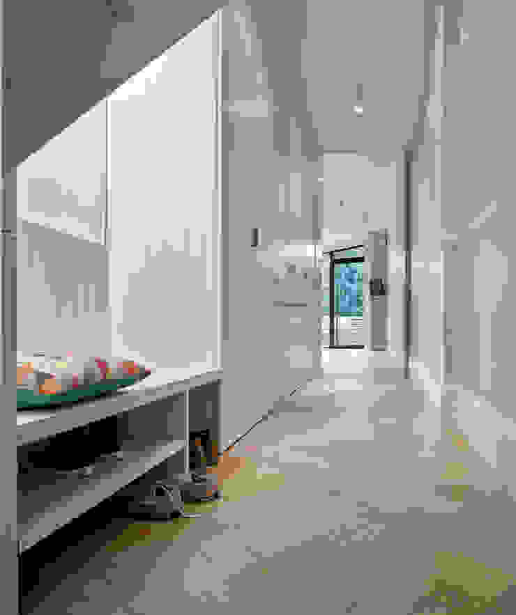 Facet House, Platform 5 Architects Platform 5 Architects Modern Corridor, Hallway and Staircase