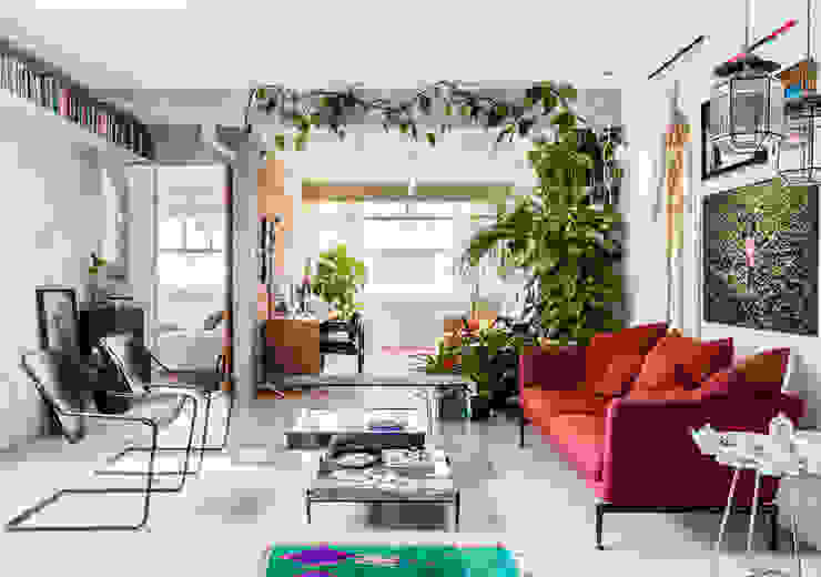 Apto. João RSRG Arquitetos Salas de estar minimalistas Mobília,Sofá,Mesa,Propriedade,Plantar,Porta-retratos,Verde,Conforto,Planta de casa,sofá de estúdio