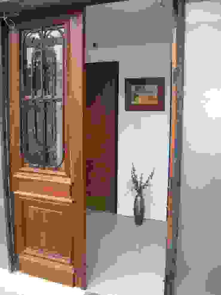 Casa Caro & Emi Pasillos, vestíbulos y escaleras modernos de Aureo Arquitectura Moderno