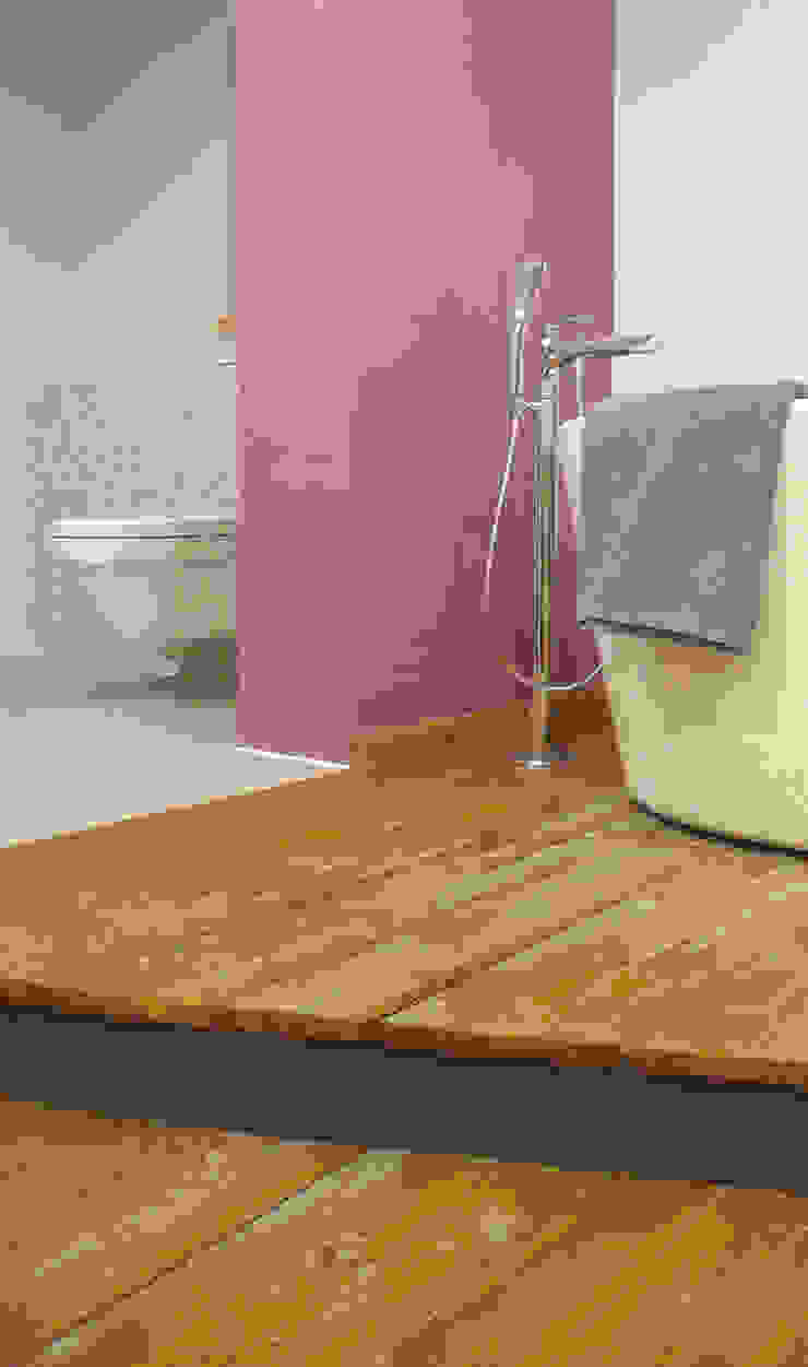 Alter Dielenboden kommt im neuen Bad gut zur Geltung. Junghanns + Müller Architekten Moderne Badezimmer Holz Lila/Violett Eigentum,Holz,Violett,Rechteck,Innenarchitektur,Bodenbelag,Boden,Wand,Arbeitsplatte,Hartholz