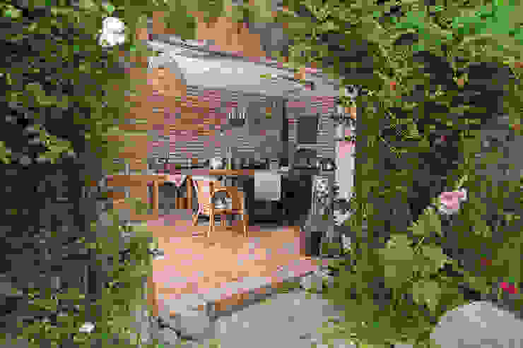 Eingang zur Sommerküche auf dem Lothshof Büro Köthe Wände & Böden im Landhausstil Ziegel