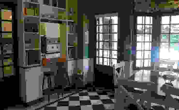 Cocina y mesa de comedor diario Radrizzani Rioja Arquitectos Cocinas eclécticas Cerámico Blanco