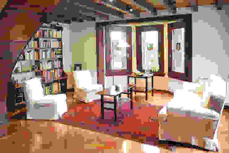 Living Radrizzani Rioja Arquitectos غرفة المعيشة خشب Brown wooden windows,sofas,carpet,shelves