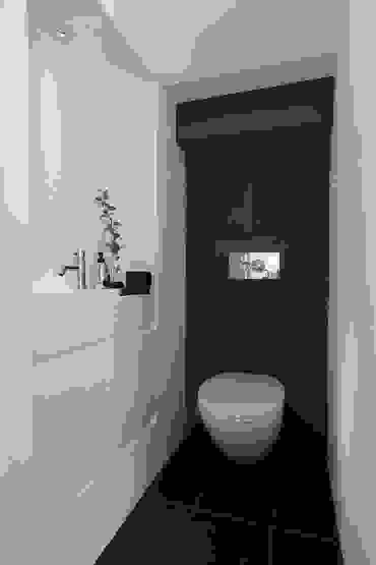 Sakurayama-Architect-Design Modern style bathrooms