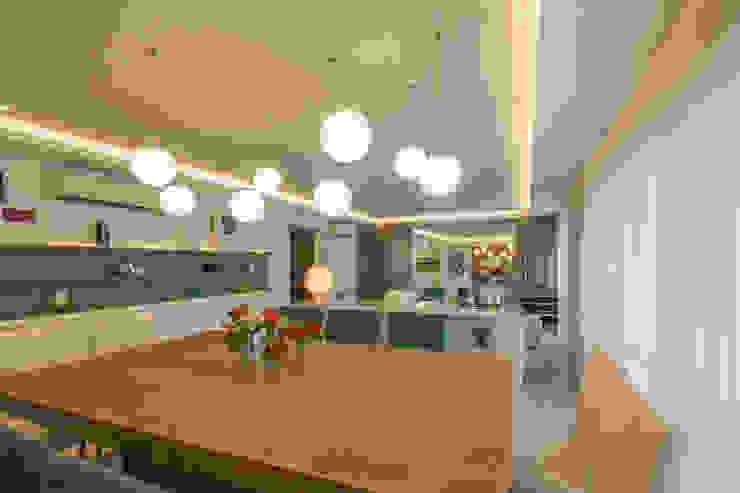Enzo Sobocinski Arquitetura & Interiores Salle à manger moderne Bois massif Effet bois