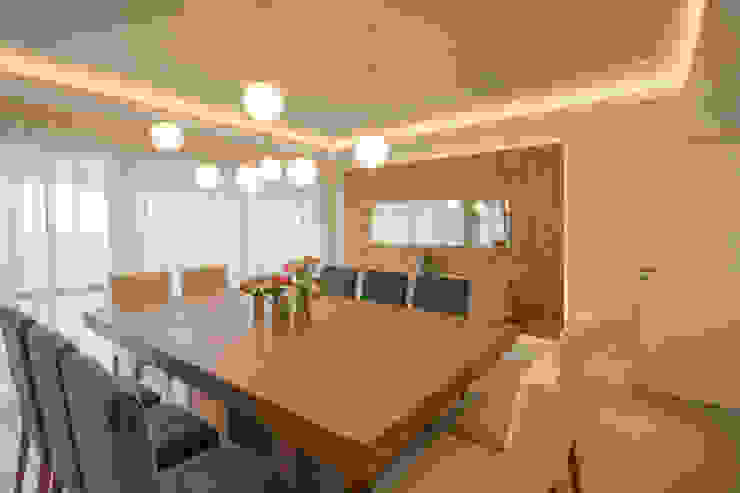 Enzo Sobocinski Arquitetura & Interiores Salle à manger moderne Bois massif Ambre/Or