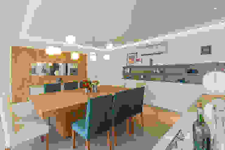 Enzo Sobocinski Arquitetura & Interiores Salle à manger moderne Bois d'ingénierie Ambre/Or